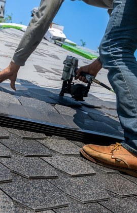 Couvreur posant des bardeaux sur une toiture