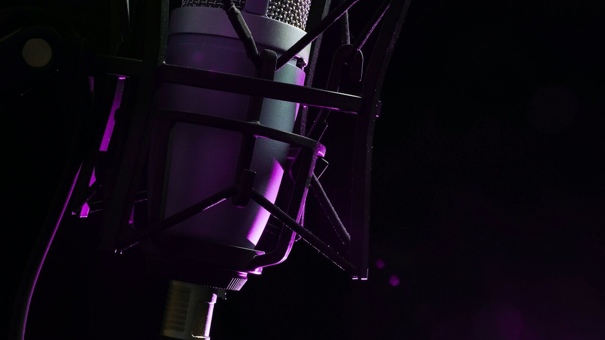 Microphone de studio éclairé en violet