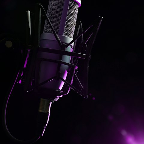 Microphone de studio éclairé en violet