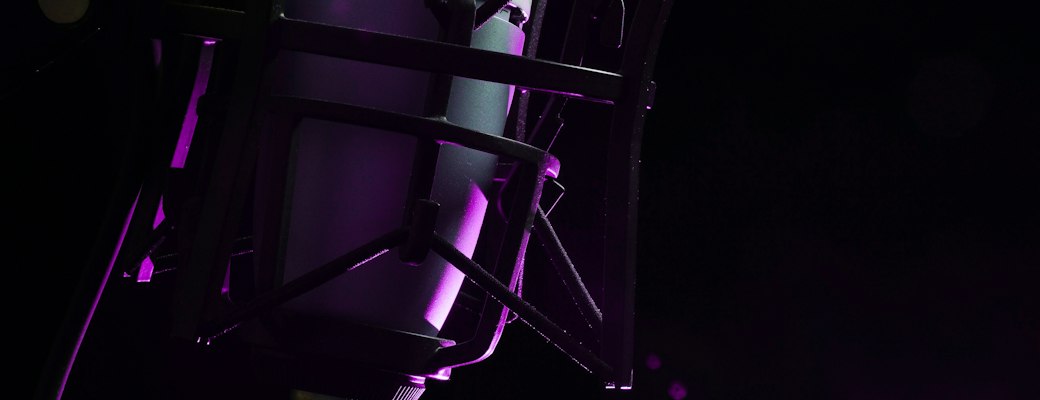 Microphone de studio éclairé en violet